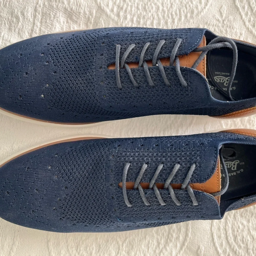 G.H. Bass & Co: NWOT Navy with Brown Leather Trim Lace Up Casual Shoes, Size 13.